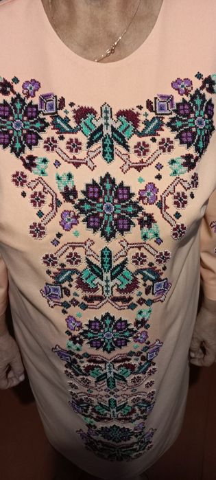 Вишита сукня жіноча