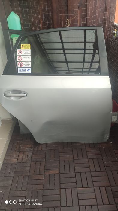 Dzwri Toyota Prius Plus prawe tylne.