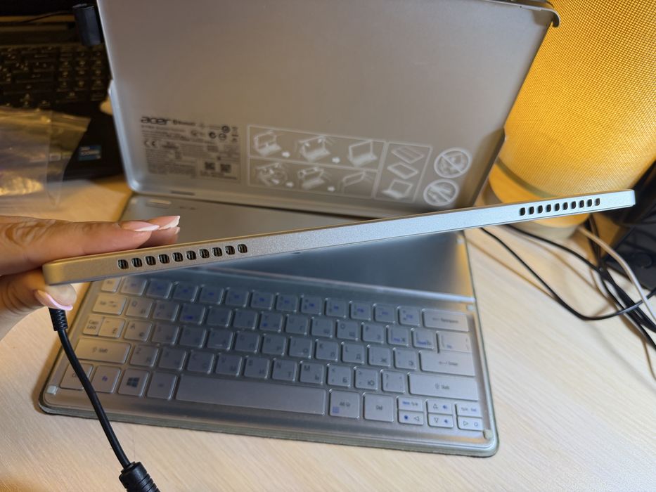 планшет-ультрабук Acer Aspire P3 (найчастіше маркується як серія Acer Aspire P3-171) у комплекті з фірмовим оригінальним чохлом-клавіатурою