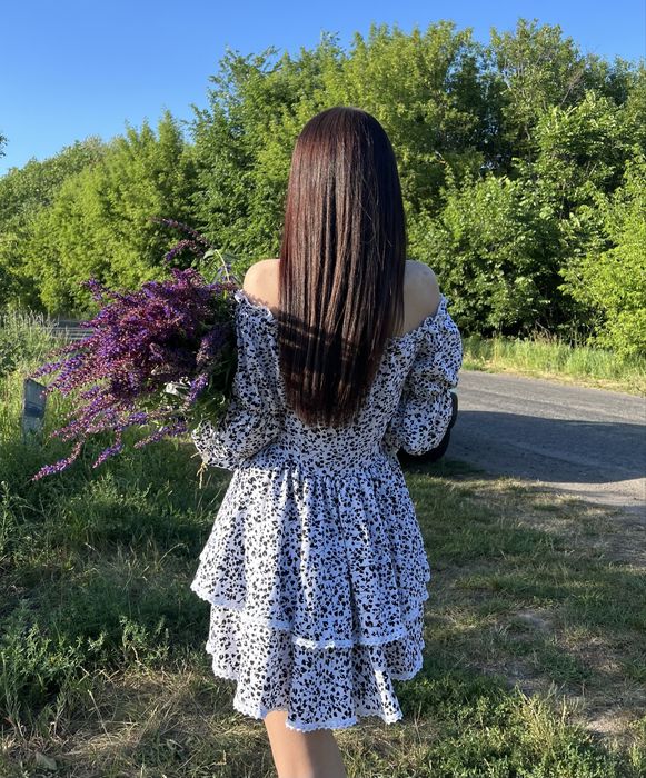 Біла сукня з відкритими плечами