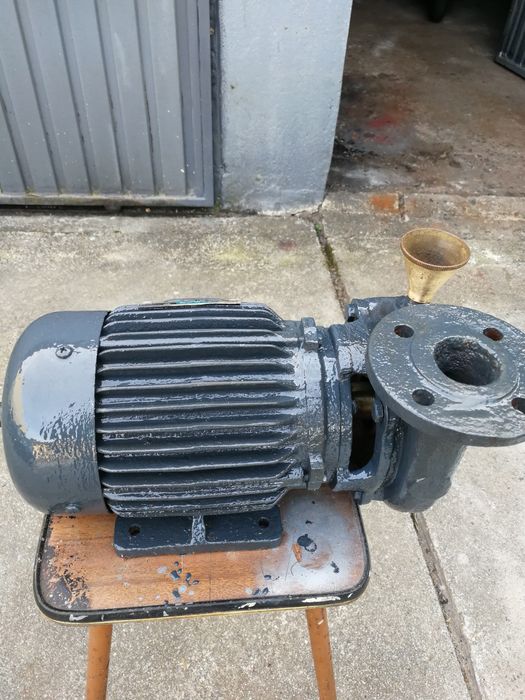 Motor trifásico de furo