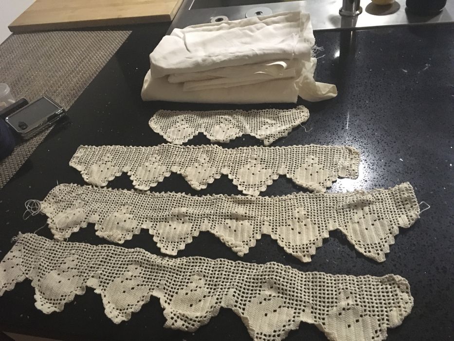 Rendas feitas a mão e recortes de linho