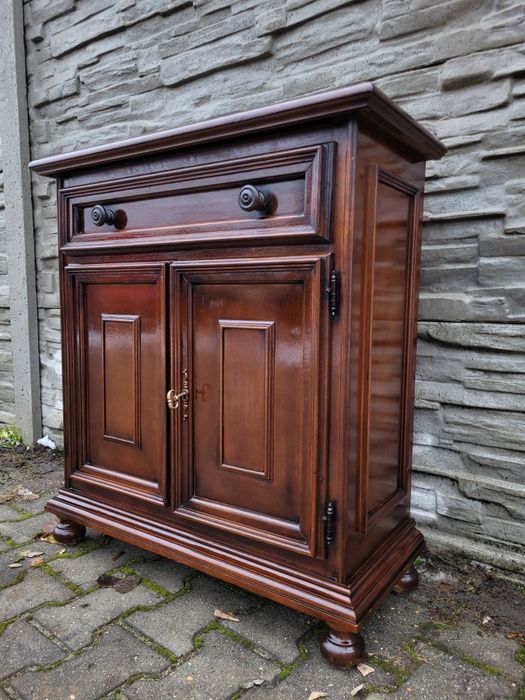 Zgrabna włoska komoda.