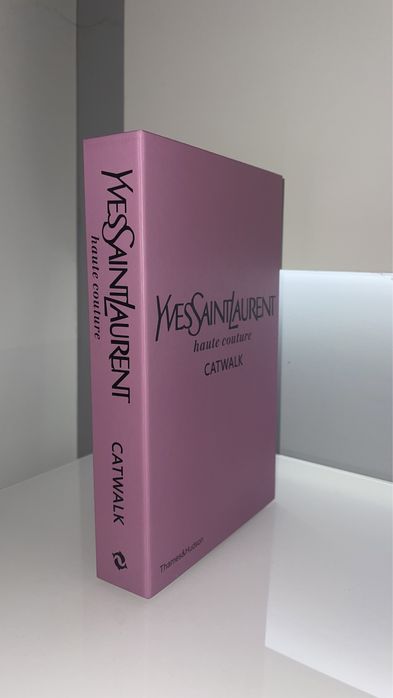 Dois livros decorativos