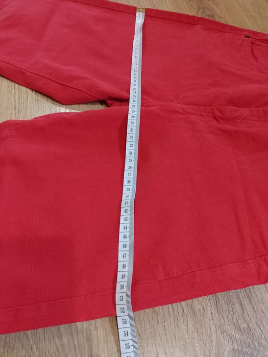 Czerwone spodnie z wysokim stanem jeans