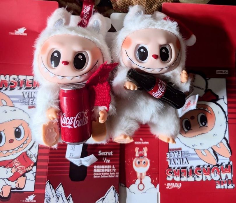 Лабубу кока кола, кока кола лабубу, лабуба кола, брелок лабубу кола