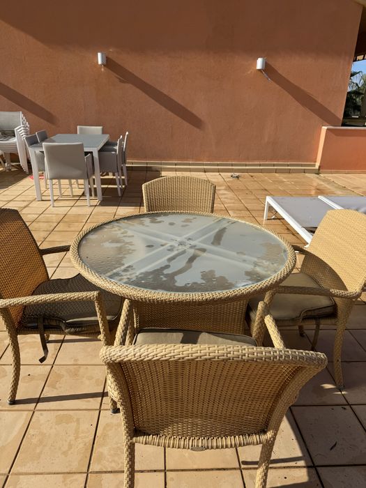 Mesa com tampa de vidro