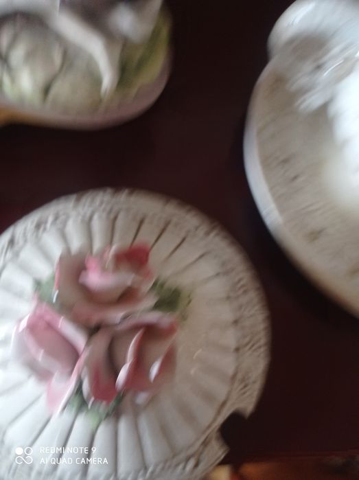 Piękna antykowa ważą z łyżka i licznymi zdobieniami