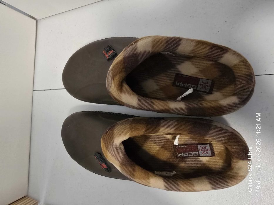 Chinelos de homem, novos