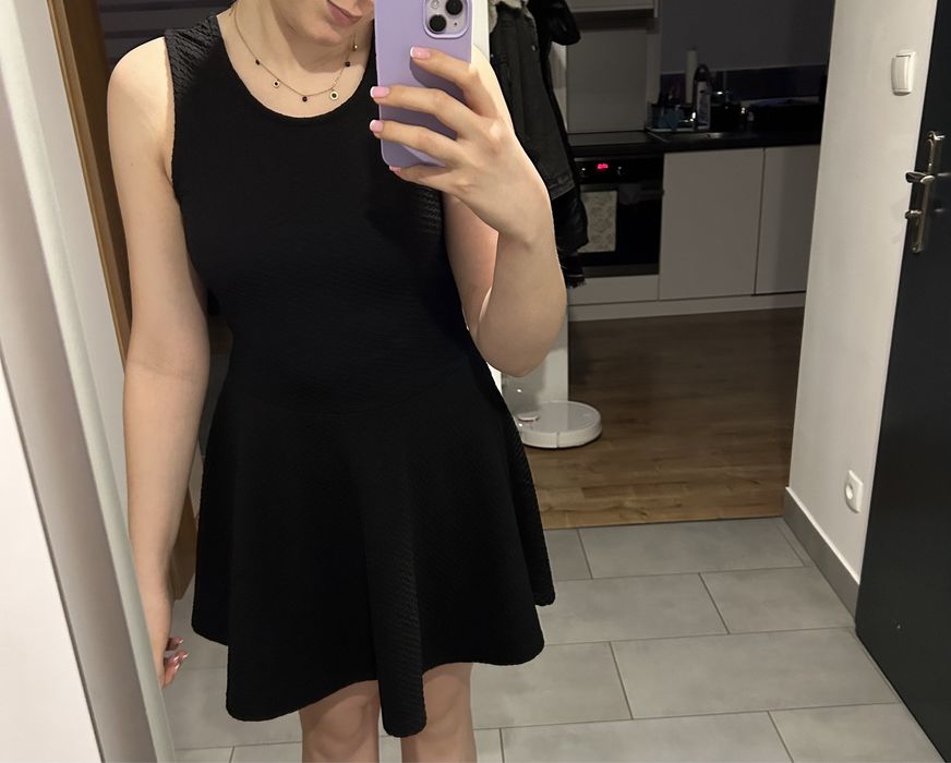 Czarna sukienka Sinsay