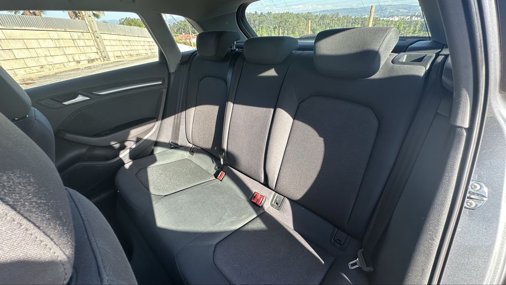 Audi A3 Sportback 1.6 TDI – Nacional – CarPlay – Travões Novos