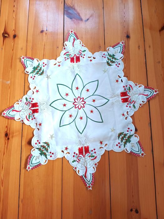 biała świąteczna serweta serwetka wyszywana gwiazda na boże narodzenie