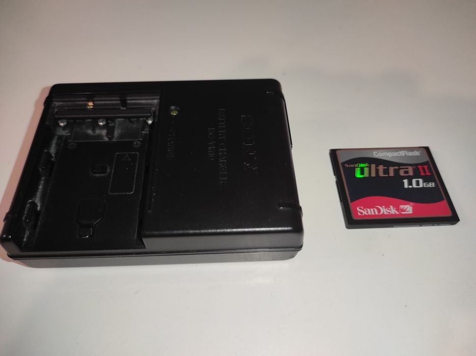 Aparat Sony Alfa 100 + kable + futerał + karta pamięci