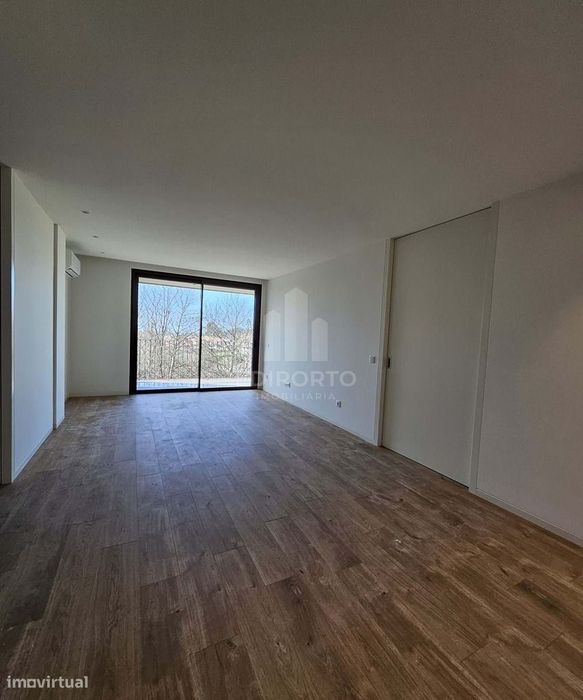 Apartamento  T2 e garagem fechada para 2 carros com áreas amplas e lum