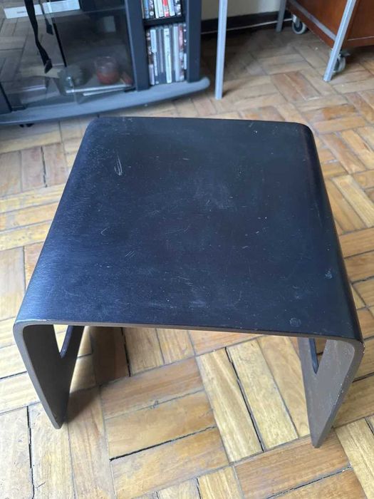 Mesa de apoio em madeira contraplacada e lacada a preto