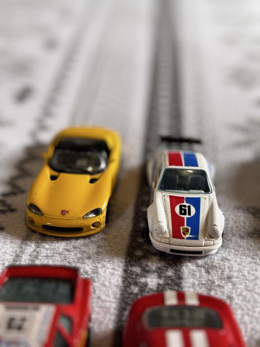 Lote de 13 miniaturas de variadas marcas de carros