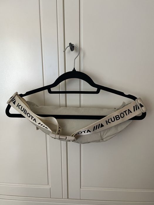 Beżowa nerka Kubota