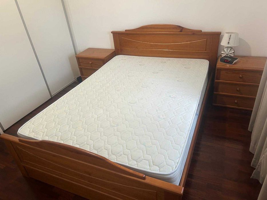 Quarto Completo em Pinho Maciço – Excelente Estado