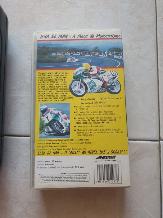 Rebobinador de cassetes VHS digito TX-5 e cassete VHS TT93 Nova, de corrida de moto em 1993.
