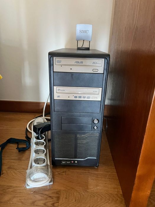 Computador de mesa. Com torre colunas rato teclado e ecrã a funcionar