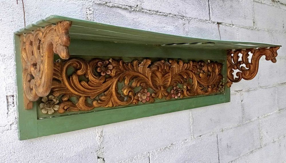 Prateleira muito antiga em madeira esculpida artesanalmente