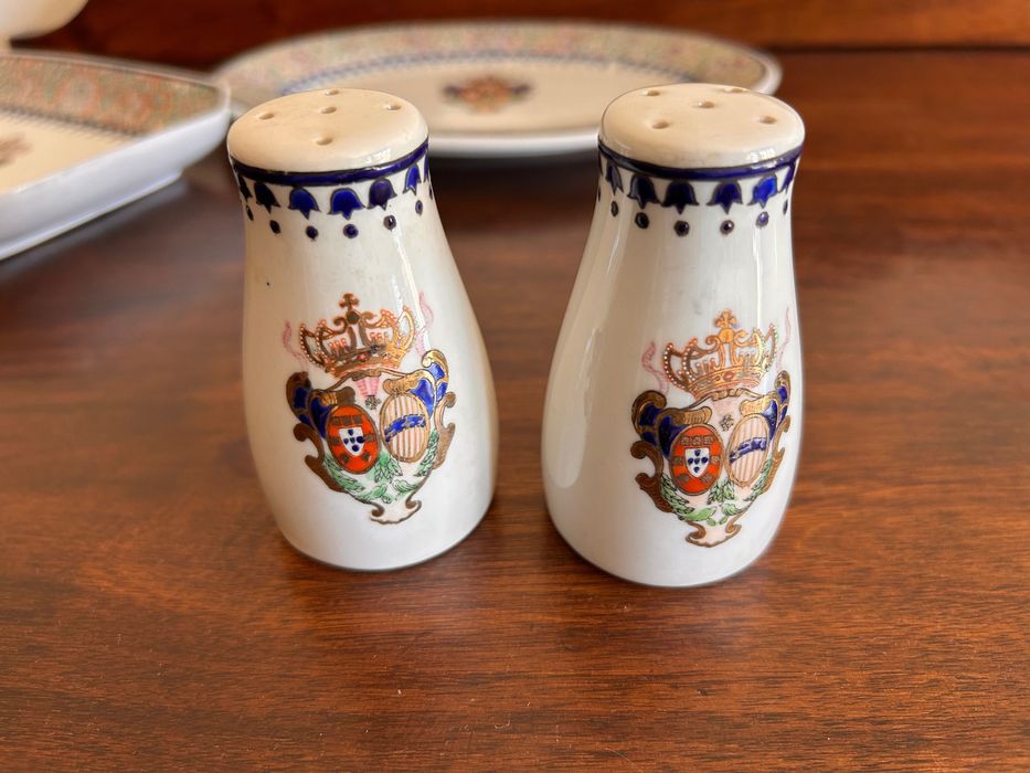 Conjunto de porcelana com brasão de Portugal
