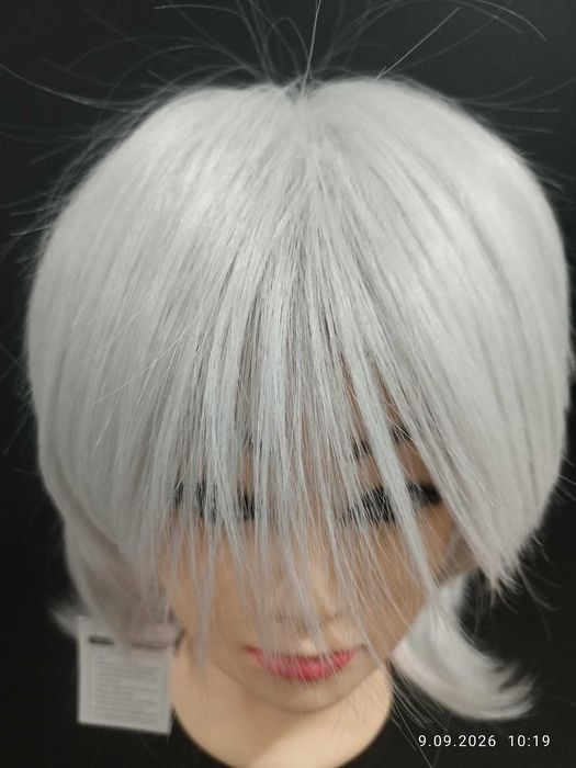 Krótka, srebrno-biała peruka anime do cosplayu