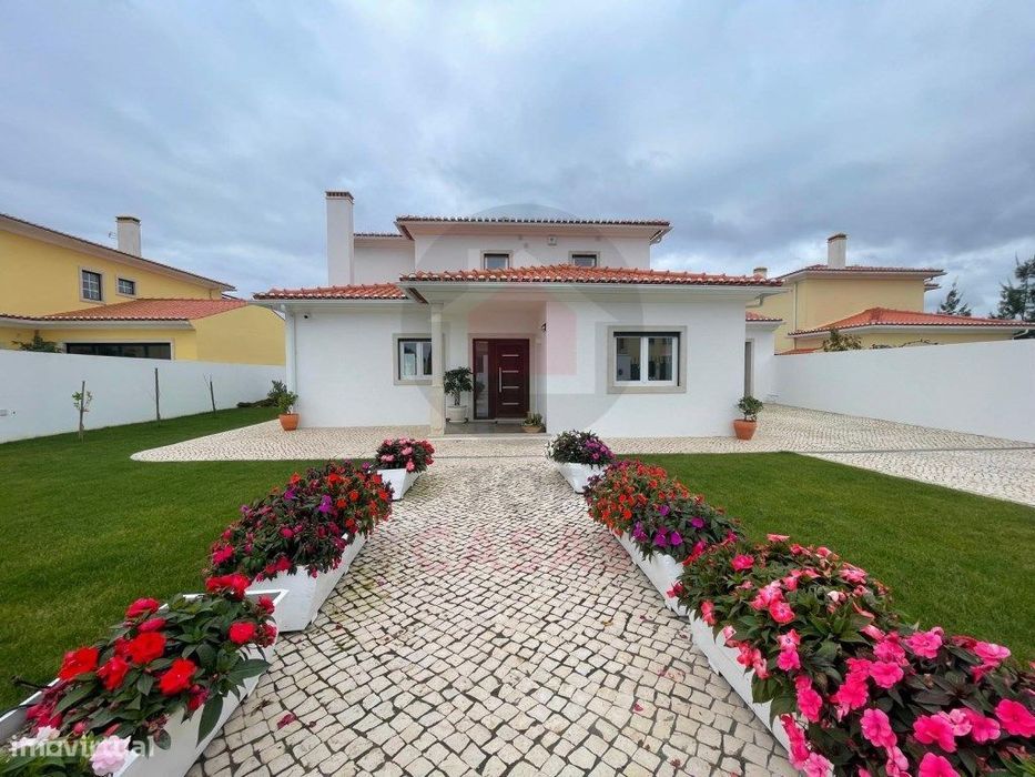 Traditional Portuguese Detached House Located 1 km from the Town Center...