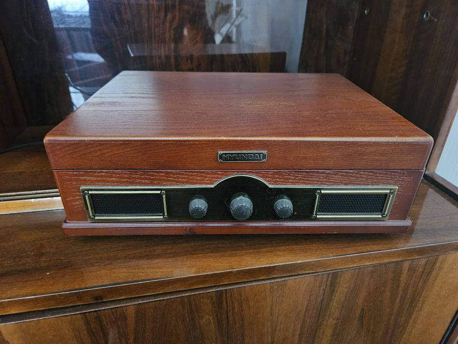 Gramofon Hyundai w stylu retro