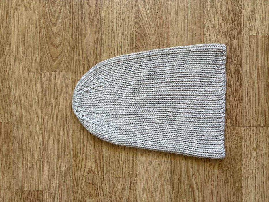 Зимова в’язана шапка ручної роботи з 100% мериносової шерсті.