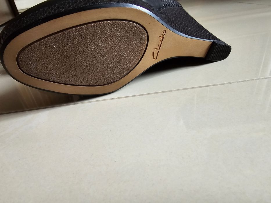 Czółenka . botki Clarks 37,5 na koturnie, skóra NOWE