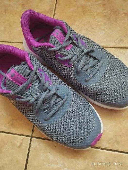 Buty treningowe Under Armour.