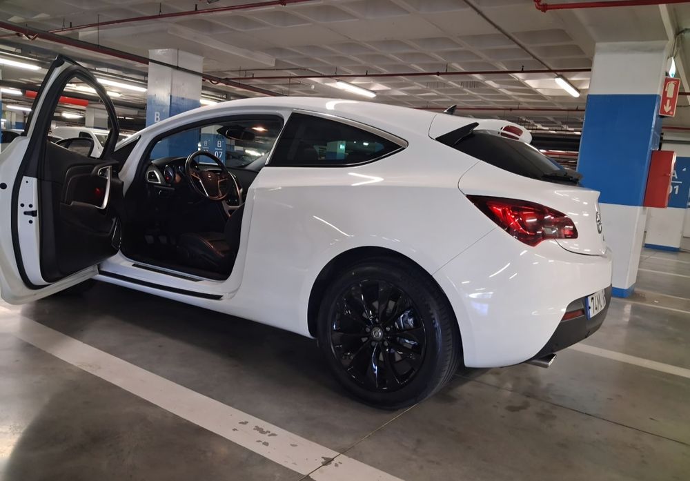 Opel Astra GTC — fotografia 11