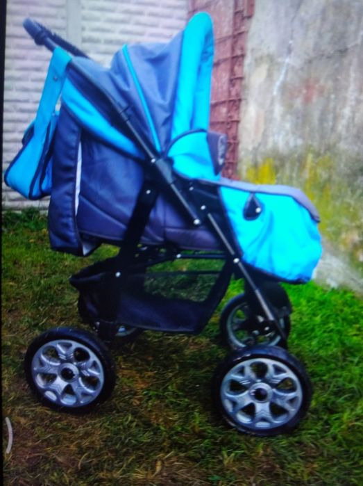 Продаю детскую коляску новую
