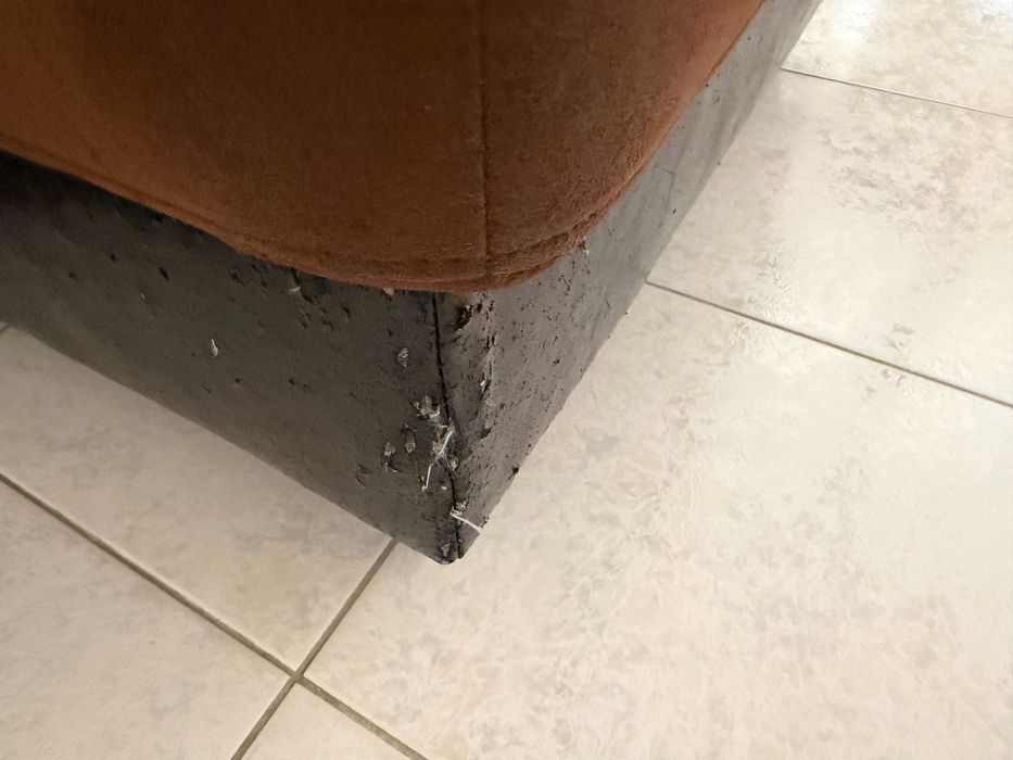 Sofá castanho com chaiselong