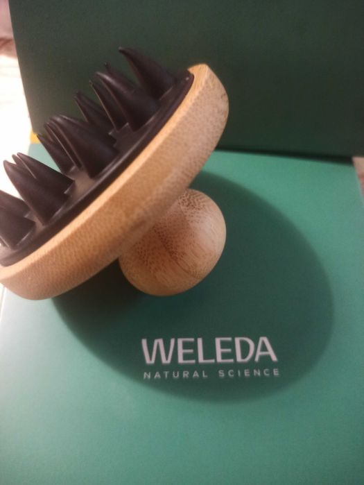 Массажёр щётка Weleda