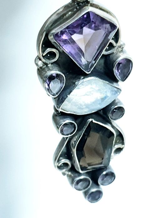 Fantasticos grandes pendentes em prata contrastada com pedras preciosa