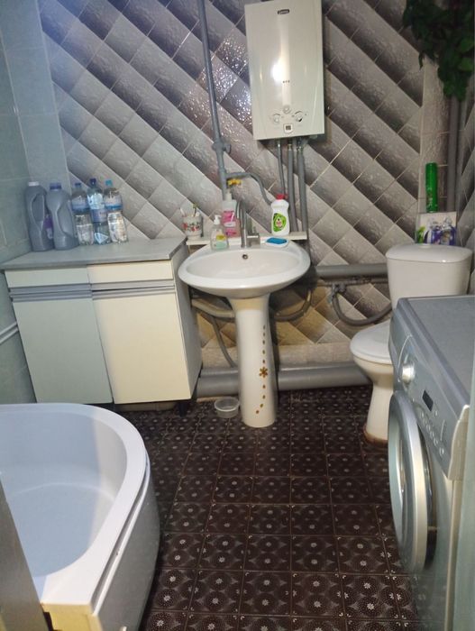 Продам часину будинка в центрі Зміїва