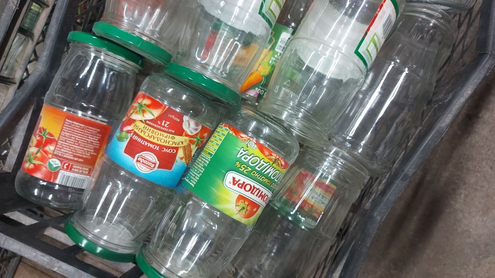 Банки с резьбой стекляные