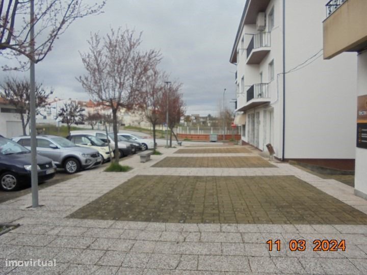 Armazém com 400 m2 junto ao Pingo Doce da Guarda Gare