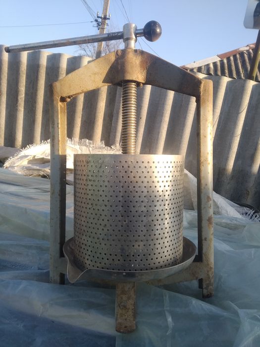 Продам  шнеки  к соковыжималку пресовую