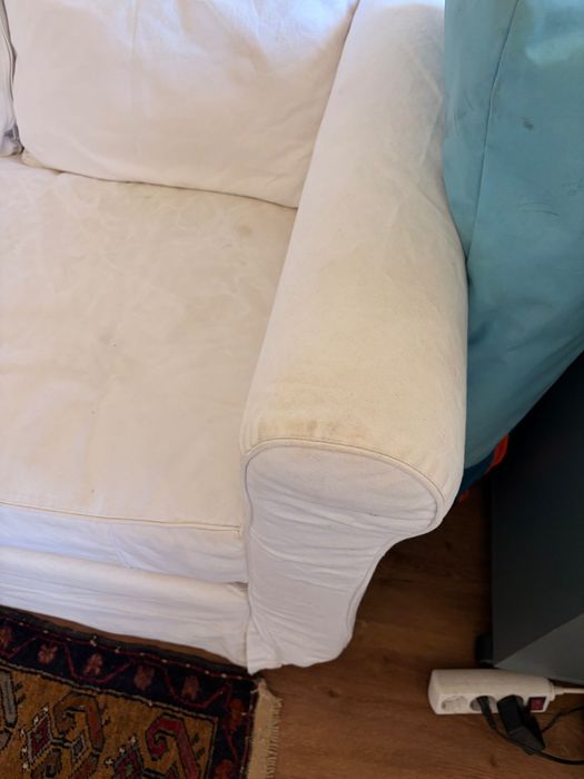 Sofá branco IKEA de 3 lugares.