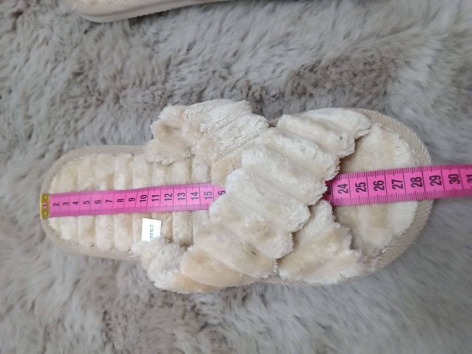 Kapcie beżowe futrzane