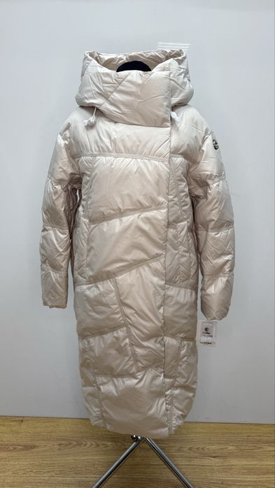 Жіночий подовжений пуховик, є різні розміри CLASNA