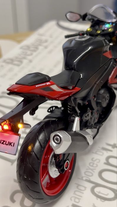 Модель мотоцикла Suzuki GSX-R 1:12