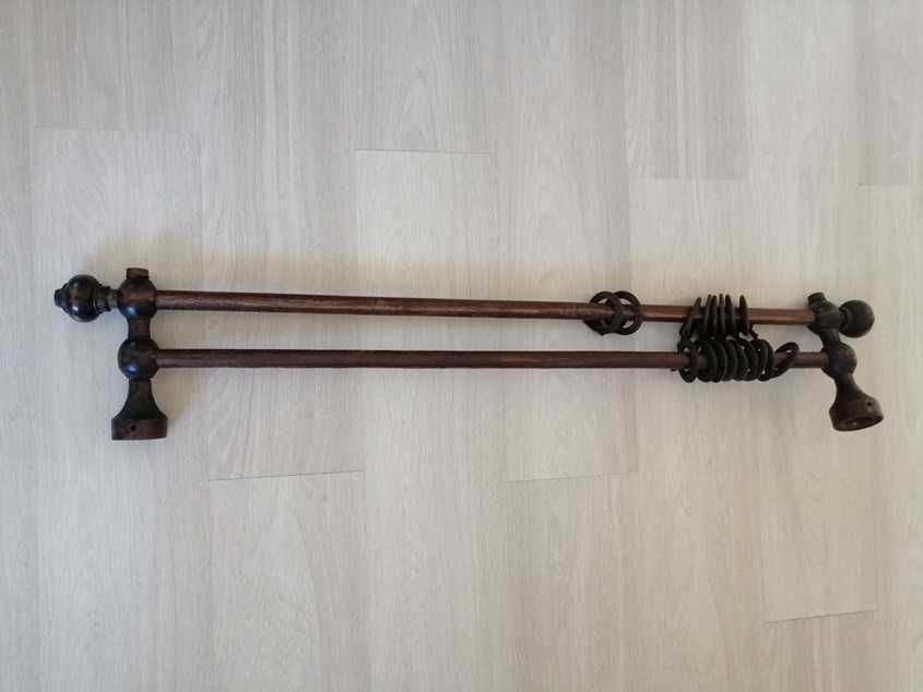 Podwójny drewniany karnisz z kółkami, z żabkami. Lata 90te.