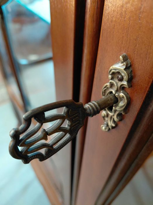 Piękna witryna - serwantka Ludwik Warrings po renowacji