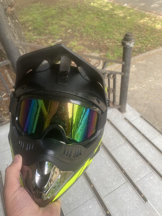 Новый ендуро шлем  полностю в новом состоянии