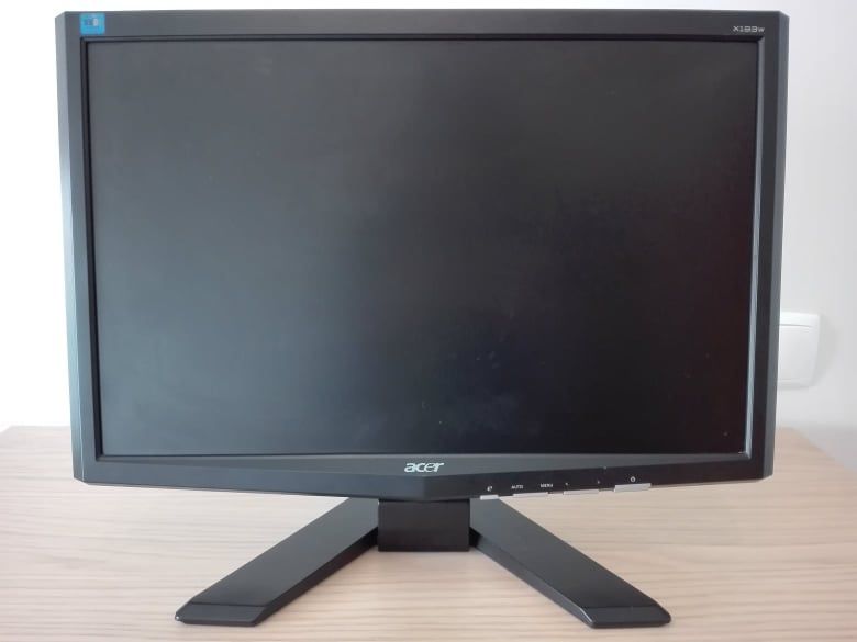 Vende-se LCD Monitor 19''