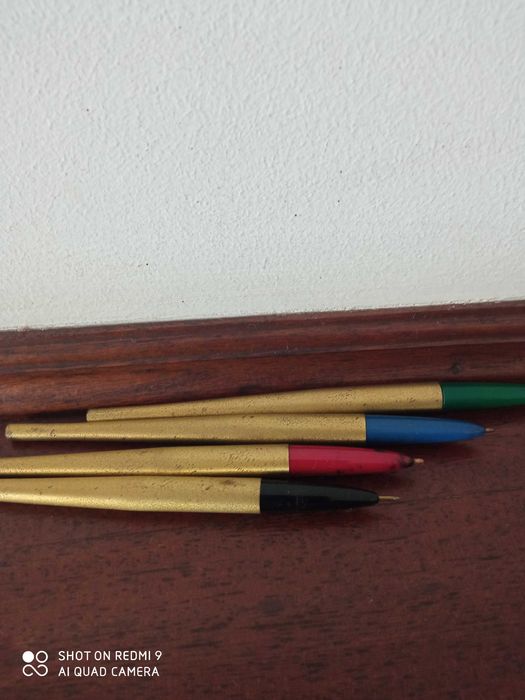 Calendário e porta canetas antigos